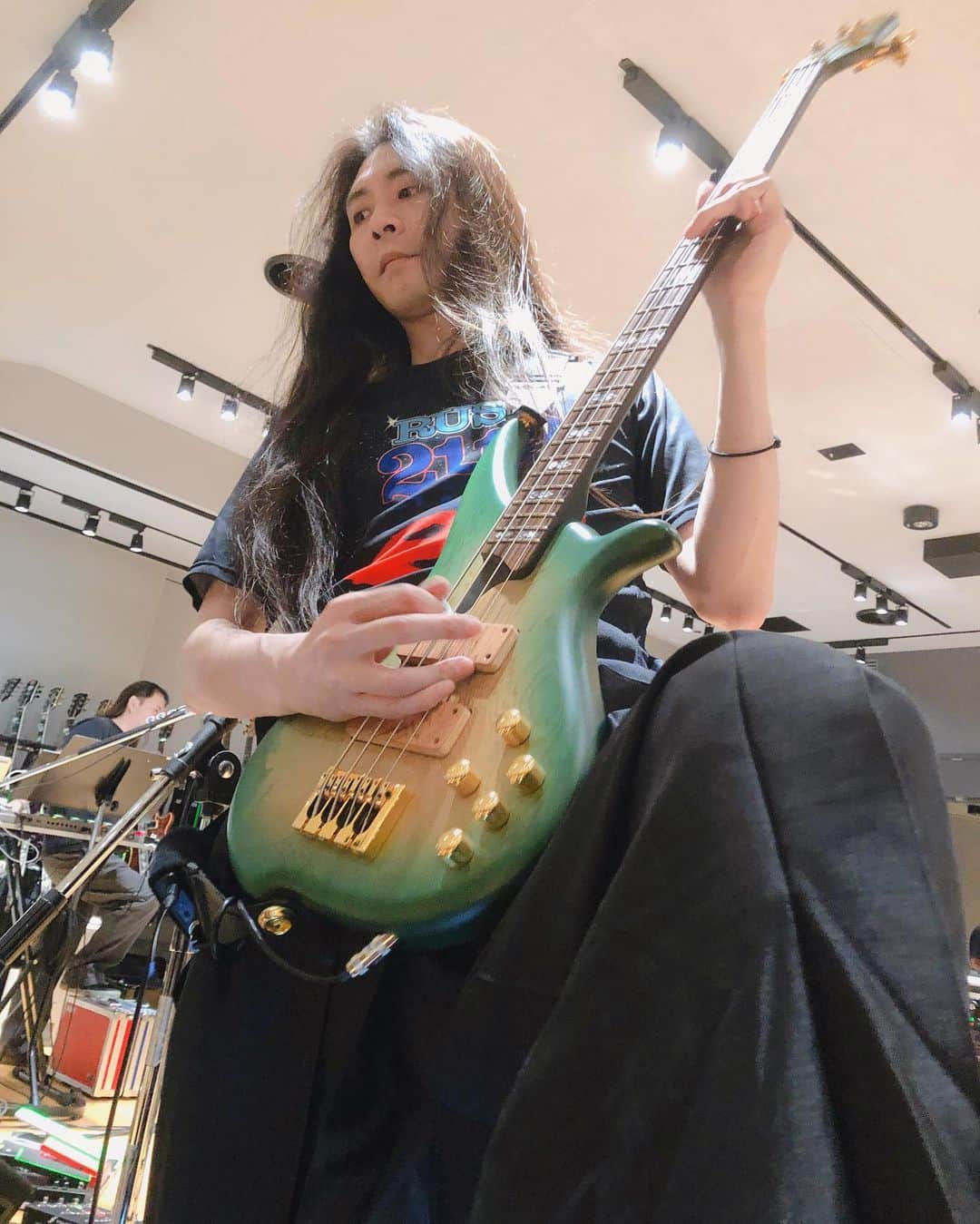 黒猫さんのインスタグラム写真 - (黒猫Instagram)「さあ、今日からリハ再開⭐️7日目です👍 本番さながらに袴をはいて演奏する兄上、燃えております‼️🔥🔥🔥 Tour rehearsals day 7‼️🔥🔥🔥 #陰陽座 #onmyouza #japanesemetal #jmetal #heavymetal」6月23日 15時00分 - kuroneko_omz