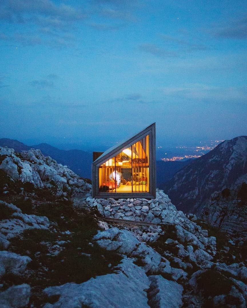 Discover Earthさんのインスタグラム写真 - (Discover EarthInstagram)「How incredible is this beautiful hut up on an alpine ledge somewhere in Slovenia ? It looks so cozy ! ⛰🇸🇮 Would you like to travel to a place like this ? Tag your travel buddy ! — 📍#DiscoverSlovenia — 📸  Photos by @alexstrohl」6月23日 15時06分 - discoverearth