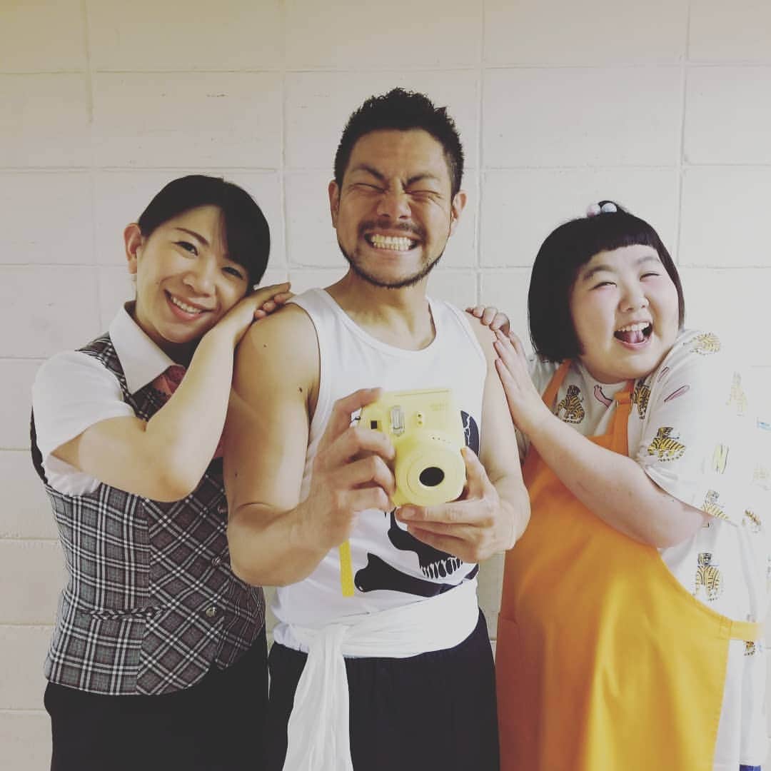 太田芳伸のインスタグラム：「フォロワーの皆様❗ 昨日はインスタライブ見て頂いてありがとうございました‼️ インスタライブ邪魔したお二人と☺️ そして チェキ撮りましたよ🎵 撮ったんですが、 この下の👇メッセージに『チェキ欲しい』 が100件無かったら捨てます‼️(笑)  なので、２日間くらいで１人１メッセージ無かったらやめますので欲しい方はメッセージ下さい✨  後、昨日も言うた通りお手紙くれる方がいればチェキも入れて返事しますので、返信用の手紙と切手、住所忘れずに書いてて下さいね🎵それがなければ返信できませんので❗よろしくお願いいたしますm(_ _)m  チェキは服部ひで子先生が撮ってくれました🎵」