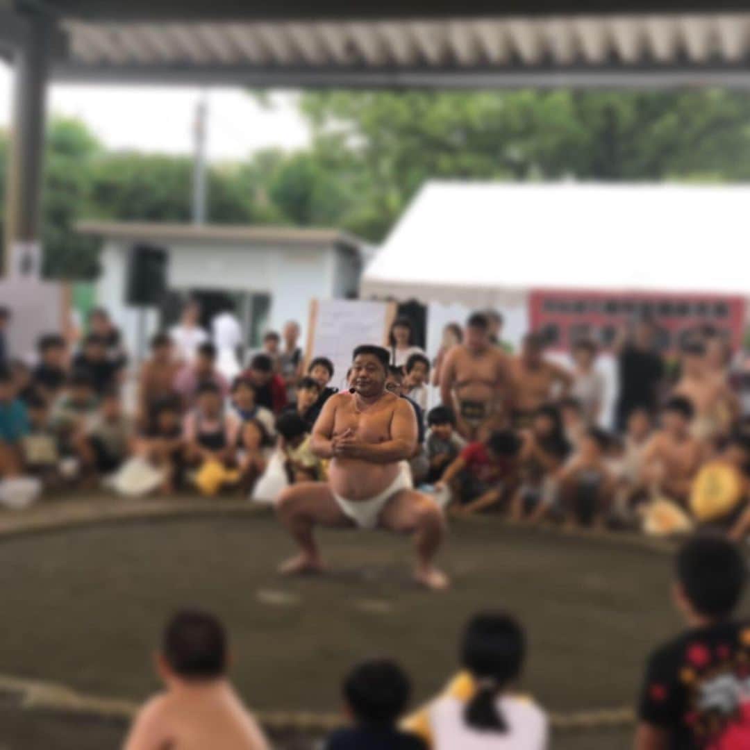 あかつさんのインスタグラム写真 - (あかつInstagram)「女の子が嬉しそうに「優勝した〜」と報告に来てくれました！ 御褒美に、唐揚げを買ってもらってました！ わたくし、思わず笑みがこぼれました！  #わんぱく相撲 #静岡県」6月23日 15時13分 - akatsu_sumo