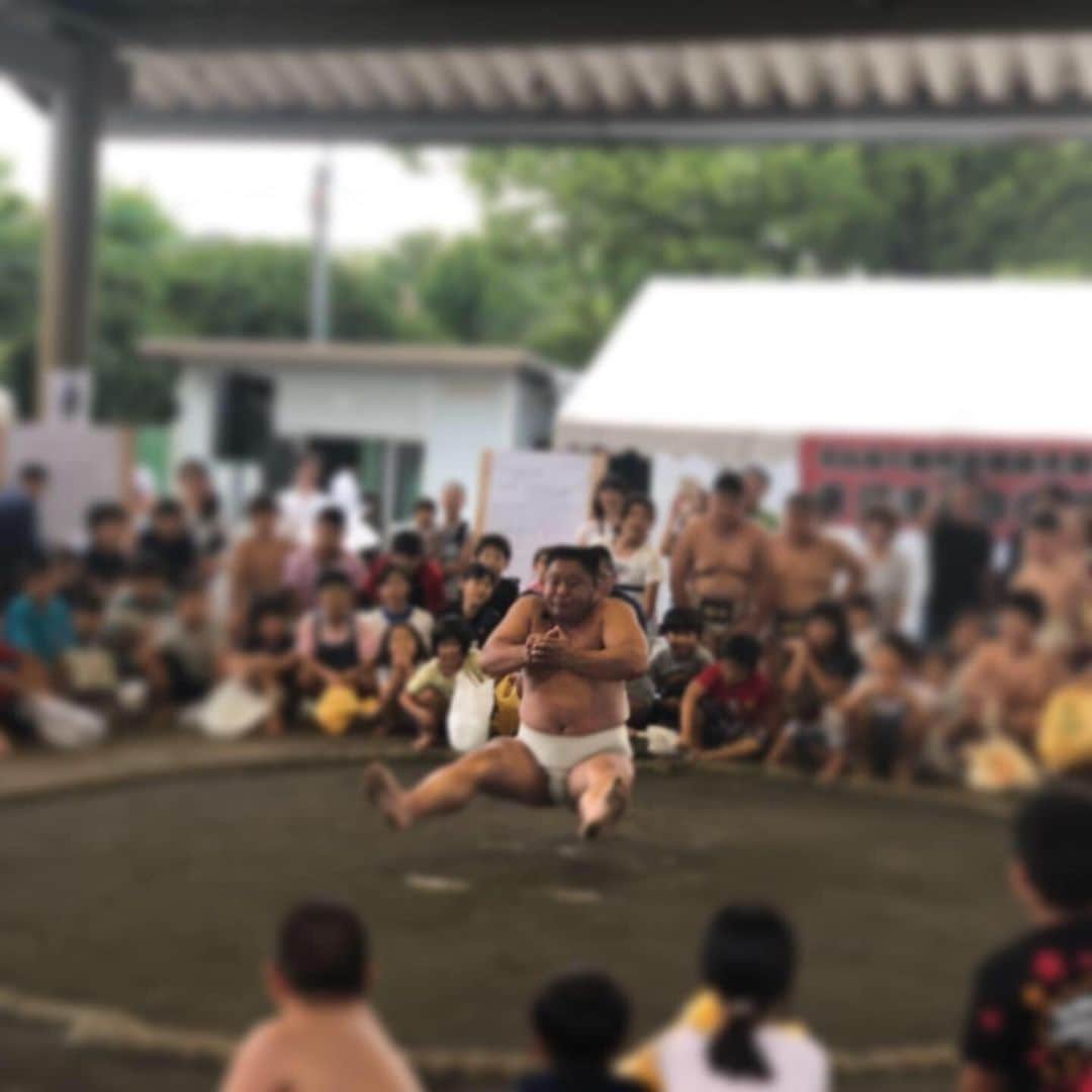 あかつさんのインスタグラム写真 - (あかつInstagram)「女の子が嬉しそうに「優勝した〜」と報告に来てくれました！ 御褒美に、唐揚げを買ってもらってました！ わたくし、思わず笑みがこぼれました！  #わんぱく相撲 #静岡県」6月23日 15時13分 - akatsu_sumo