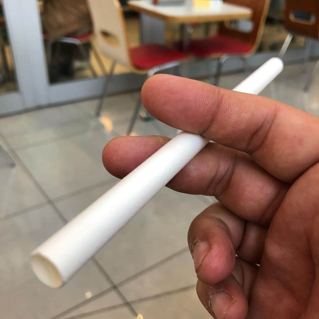 丸山ゴンザレスのインスタグラム：「南アフリカでは、脱プラスチックが進んでいて紙ストローが普及していた。最近行ったフィリピンやニューヨークでもコンビニは紙袋になっていた。」