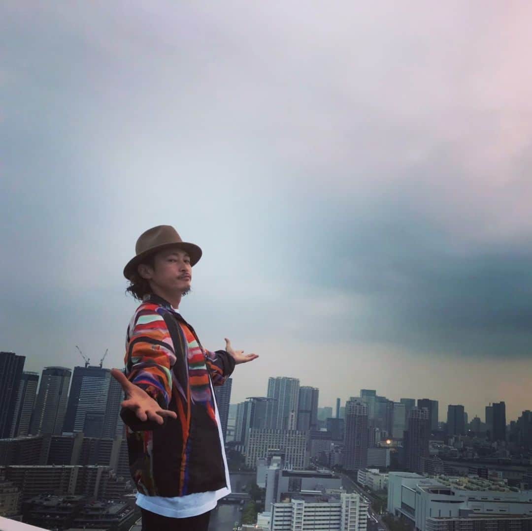 窪塚洋介のインスタグラム：「「CANDY」MV shooting for AKIOBEATS's mix album. Coming soon!!! Dir.KOVA FILM」