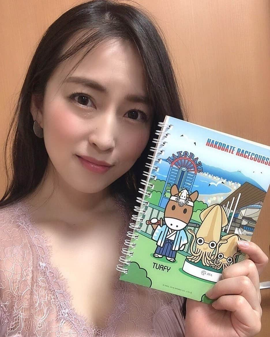 薄井しお里さんのインスタグラム写真 - (薄井しお里Instagram)「イベントお越し下さった皆様ありがとうございました！ ・ 予想実況緊張しました✨🏇 ・ 短い時間ではありましたが、お声がけくださった皆様本当にありがとうございます！ ・ 会場で初めましての方も、ありがとうございます🥰💕✨ 皆様からパワーを頂いたので当たる気がする！ 宝塚記念当てるぞ！ #競馬 #函館競馬場 #函館 #UMAJO #スポーツ報知 #馬トク #北海道 #ありがとうございました」6月23日 15時31分 - shiori.uuu