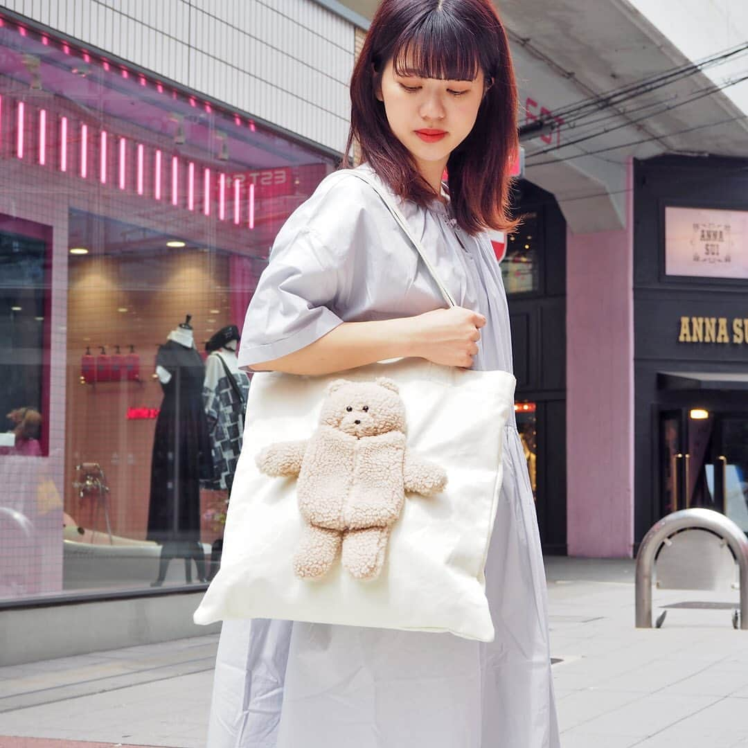 EST osaka-umedaさんのインスタグラム写真 - (EST osaka-umedaInstagram)「デイリーユースなキャンバス生地のトートBAGに、teddyがそのままくっついた！ ボア生地のもこもこteddyはなんと、おなかがポケットになっています！♪ 可愛くてユニークなデザインながらも、使いやすさバッチリ◎ ・ ・ ・ ・ ■Teddyキャンバスtote カラー：アイボリー、ブラック ・ メリージェニー TEL：06-6371-1380 ・ @merryjenny_instagram,@merryjenny_shop #エスト #梅田エスト #梅田est #umedaest #メリージェニー #merryjenny #merry #梅田 #umeda #大阪 #osaka #오사카 #関西 #kansai #간사이 #關西 #关西 #ショッピング #おしゃれな人と繋がりたい #おしゃれ好きな人と繋がりたい #おしゃれ好き #ファッション部 #キャンパストート #トートバッグ #トート #くま #teddy #バッグ #ガーリーコーデ #カジュアルコーデ」6月23日 15時33分 - est_umeda