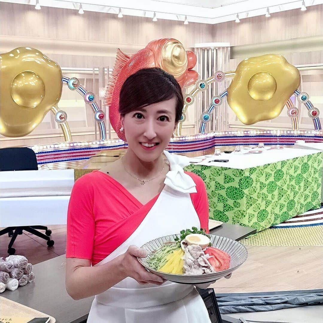 小川薫さんのインスタグラム写真 - (小川薫Instagram)「NHK「ごごナマおいしい金曜日」 ご覧くださった方々、ありがとうございます🎶 まだ自分自身、VTRを見ていないのですがいかがでしたでしょうか。万能な酢玉ねぎを作って、夏向きの冷たい麺をご紹介しました。生放送で緊張もしましたが西川きよしさんをはじめ出演者の皆さまと楽しく１時間お伝えしました。 「美味しそうだった！」 「酢玉ねぎ作りました‼︎」 「いつものレッスンみたいだった‼︎」 と感想を頂きました。 エプロンは @kprincessstyle さんのノーブルスタイルエプロン🎀特別にこの番組で着用するためにホワイトを作ってくださいました。ありがとうございます。三戸なつめさんもヘアメイクさんも「かわいい〜💕」と褒めてくださいましたよ。これを機に新しく発売されるかも⁉︎ 「酢ったま笑」やタレのレシピは番組のホームページをご覧くださいね🍀  #salondeclover  #サロンドクローバー #小川薫 #おもてなし #おもてなし料理教室 #料理教室 #料理研究家 #テーブルコーディネート #テーブルコーディネーター  #大阪料理教室 #cookingclass  #tablesetting  #堀江 #堀江公園 #tablecoordinate #パーティーフード #おもてなし料理 #和食 #和食レッスン #おもてなし和食  #春の和食  #和食レッスン #nhk #ごごナマ #ごごナマおいしい金曜日 #ごごナマ金曜日」6月23日 15時33分 - salondeclover