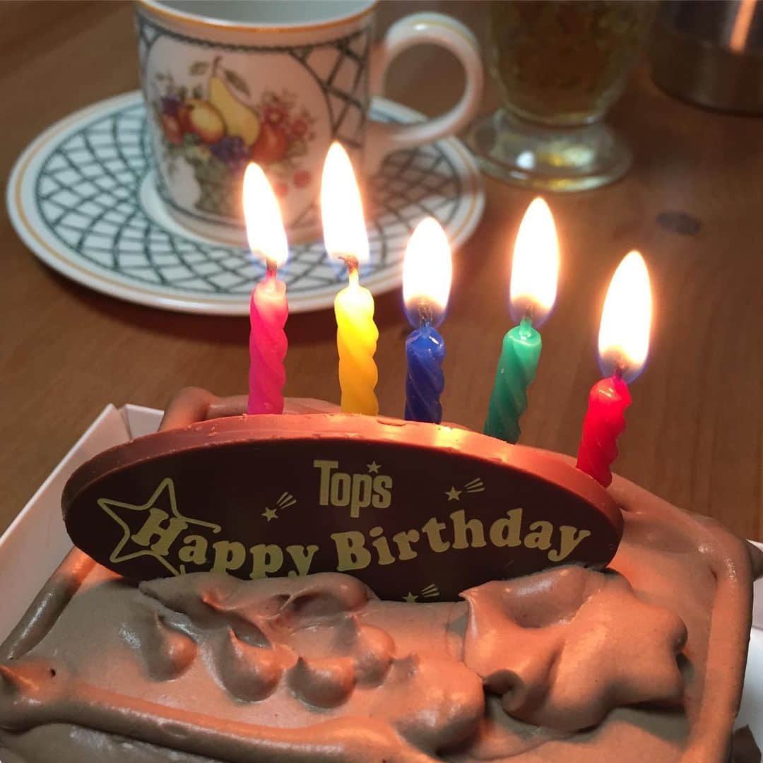 奥田恵梨華さんのインスタグラム写真 - (奥田恵梨華Instagram)「トップスでヨルちゃんの誕生日ケーキ買ってきた🎂食べるのは人間だけど…食べてたら膝に乗ってきたよ。 #トップスケーキ  #チョコレートケーキ #誕生日 #ヨル氏 #14歳  ヨルちゃん、目はあまり見えてません。」6月23日 15時44分 - erikaokuda_official