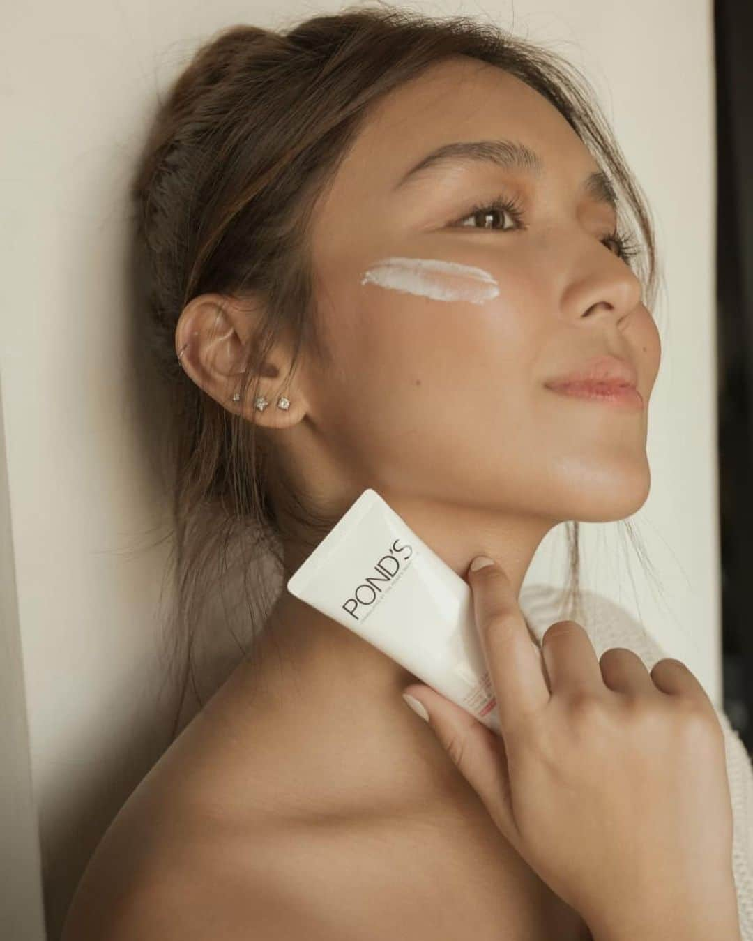 Kathryn Bernardoさんのインスタグラム写真 - (Kathryn BernardoInstagram)「Skincare is non-negotiable! Lucky for me, there’s @pondsph White Beauty Skin Perfector with Vitamin B3+ to give me a rosy white glow, plus bright, smooth skin, even up close! 💕」6月23日 15時45分 - bernardokath