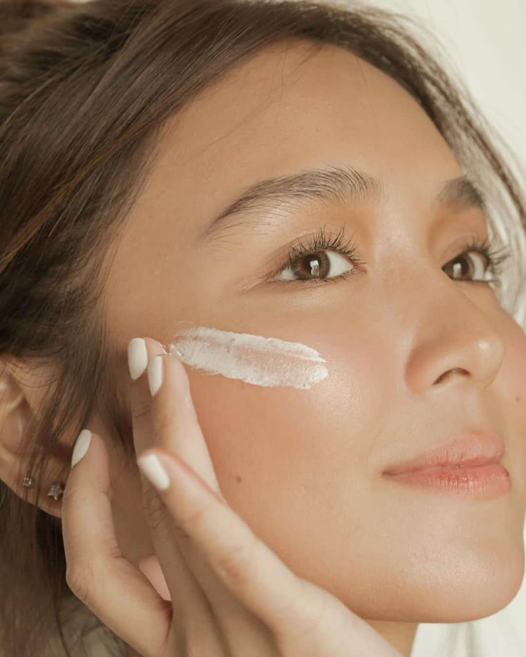 Kathryn Bernardoさんのインスタグラム写真 - (Kathryn BernardoInstagram)「Skincare is non-negotiable! Lucky for me, there’s @pondsph White Beauty Skin Perfector with Vitamin B3+ to give me a rosy white glow, plus bright, smooth skin, even up close! 💕」6月23日 15時45分 - bernardokath