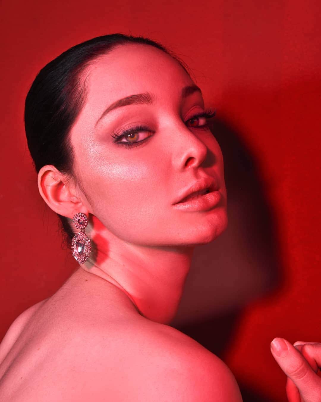 エマ・デュモンのインスタグラム：「🎶 You can't stand me? I don't blame you.  Photography @graphicsmetropolis  Styling @changeofwardrobe  Makeup @heatherraebang  Hair @davidlharr  Producer @phillldotcom  Layout @blafrance」