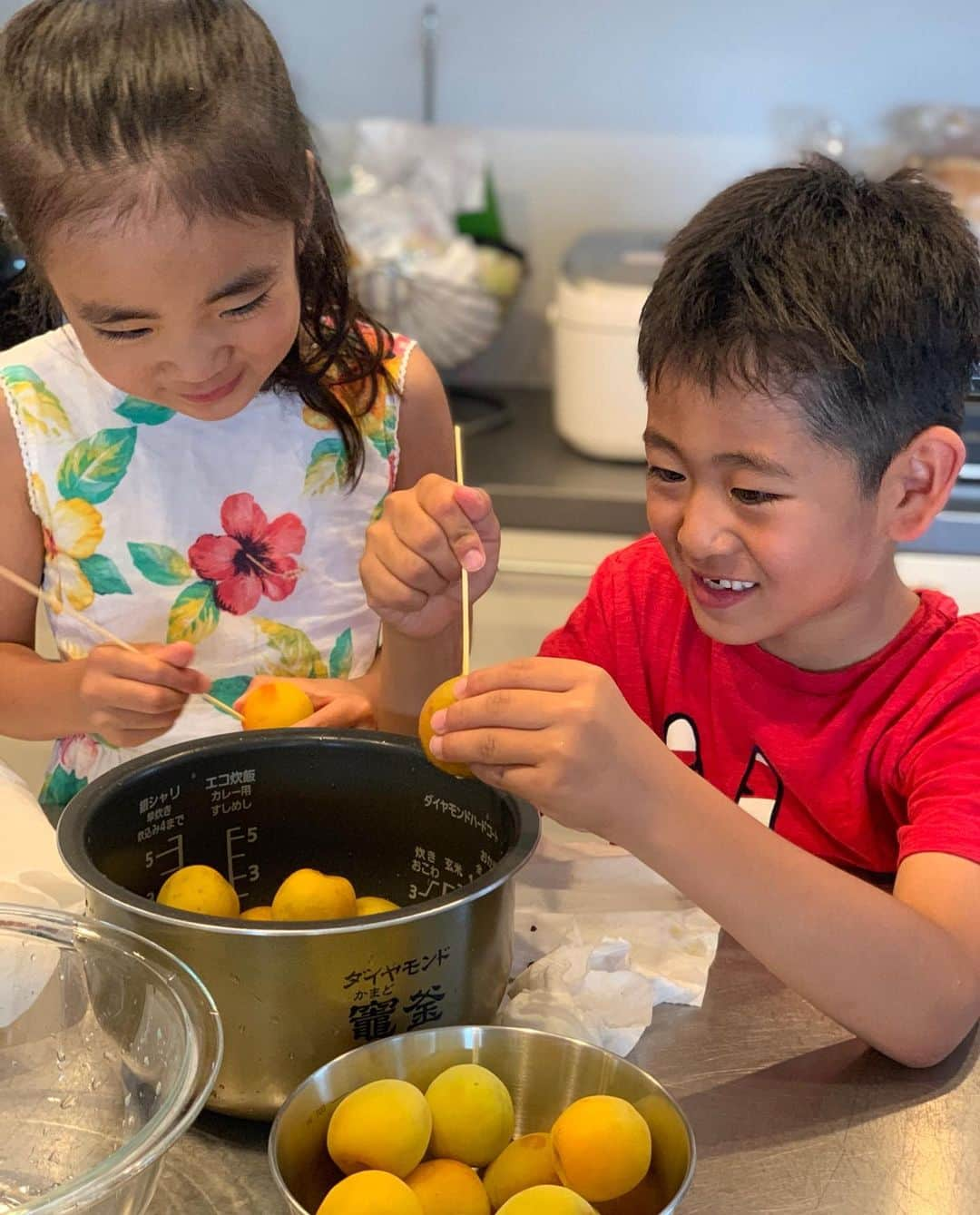 森上亜希子さんのインスタグラム写真 - (森上亜希子Instagram)「必死に梅シロップ作り。 炊飯器で作ると10時間ぐらいで出来ちゃうので、お手軽です！  さぁ、明日の朝が楽しみ！  #簡単 #梅シロップ #炊飯器 #お手軽 #炊いちゃダメ #保温です #テニス #tennis #tennisplayer」6月23日 15時41分 - akiko_morigami