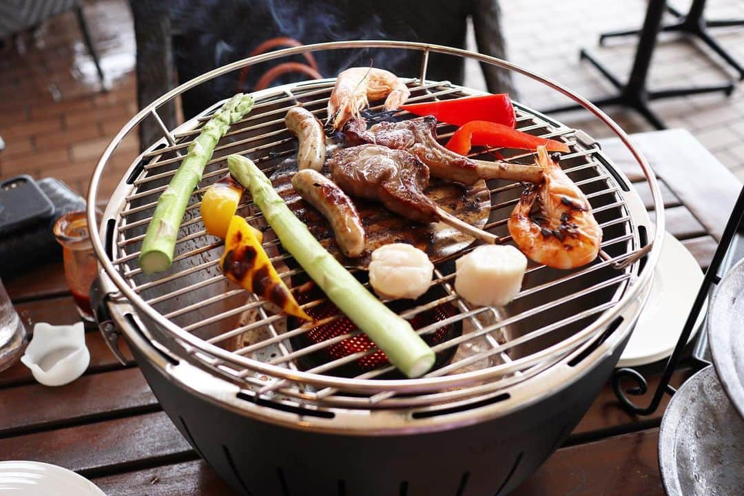 下田奈奈さんのインスタグラム写真 - (下田奈奈Instagram)「* 夏といえばビール🍺✨﻿ 夏といえばBBQ〜🍖✨﻿ ﻿ 年中ビールが大好きで飲んでいる私ですが﻿ 夏は特にビールが美味しい季節なので最高です🍻﻿ ﻿ なかでも、テラスで飲めるビアガーデンや﻿ BBQしながら飲むビールは本当に最高🥺💕﻿ ﻿ 週末にお台場ヒルトンに入っている﻿ #アブレイズ に行ってきました🥓﻿ ﻿ この日は生憎のお天気でしたがお台場の景色を﻿ 眺めながらの手ぶらBBQ楽しかったです⭐️﻿ ﻿ BBQにもかかわらずアフタヌーンティーかの如く﻿ お肉と魚介と野菜と野菜たちが登場してびっくり😂笑 ﻿ 見た目だけでなくビールもお肉も美味しくて満足💕﻿ ビール片手の時が一番幸せそうな顔してる🤣 ﻿ ﻿ この季節は毎週でもビアガーデンやBBQに﻿ 行きたいのでみんな一緒に行きましょ〜🍖✨﻿ ﻿ 個人的には面倒臭がりなので手ぶらBBQ派🙄💦 笑﻿ ﻿ ﻿ 新宿ヒルトンの天空のビアガーデンもオススメ🍻﻿ みんなのオススメのビアガーデンも教えてほしい👀💕﻿ ﻿ ﻿ #ビアガーデン #ビアガーデン2019 #手ぶらbbq #お台場bbq #お台場ビアガーデン #bbq2019 #bbq #お台場ヒルトン #ビール #ビール大好き #お肉大好き #アブレイズ #夏のビール #夏といえば #olの休日」6月23日 15時41分 - shimodanana