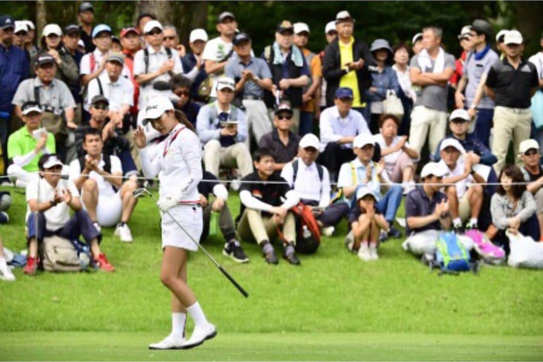鶴岡果恋のインスタグラム：「. ユピテル・静岡新聞レディース 69.69.70 のトータル-8の6位Tフィニッシュでした。 チャンスを物に出来ない自分の弱さを痛感しました。悔しい！！ この悔しさを次に！！ パワーアップした姿をお見せできるように努力します！ 今週も沢山の応援、声援を ありがとうございました😊 #いつも洋服は #単色なのです #ステップアップツアー #静岡カントリー浜岡コース」