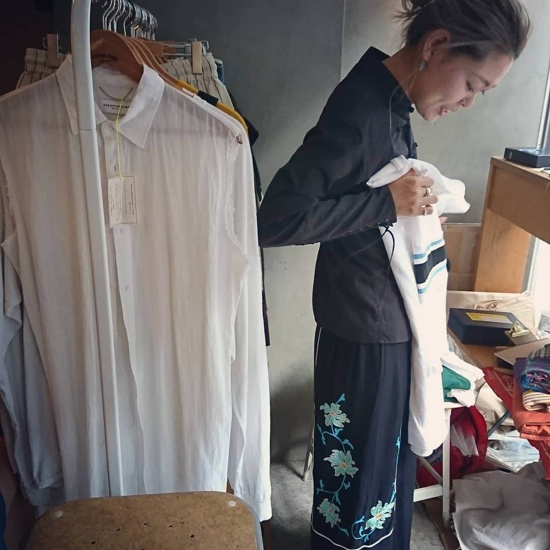 西山茉希さんのインスタグラム写真 - (西山茉希Instagram)「ぶらり渋谷。 ぶらりticking store。 ぶらりマック。  #休日親子ース #おでかけ曜日 #ticking_store  #渋谷最終日に間に合った #かけこみショップ #古き良きリメイク  @tsuchiyamaki  ジモトモと、 @yatagaiwataru ジモトモ仲間になったセントくん。  ファッションを愛するコンビから生まれる一点物祭。  限定期間のスポットにしか出現しないショップ。  #やっと再会 #一目惚れでしか決めない時間 #即決パラダイス  @ticking_store  母さん荷物プラスされ、 抱っこにマックに腕ちぎれる5秒前。  なんてことはなく、 筋トレとして蓄積されるのでしたとさ。  #帰宅しよう」6月23日 15時49分 - maki.nshiyama50