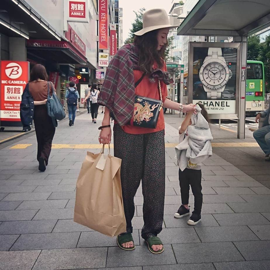 西山茉希さんのインスタグラム写真 - (西山茉希Instagram)「ぶらり渋谷。 ぶらりticking store。 ぶらりマック。  #休日親子ース #おでかけ曜日 #ticking_store  #渋谷最終日に間に合った #かけこみショップ #古き良きリメイク  @tsuchiyamaki  ジモトモと、 @yatagaiwataru ジモトモ仲間になったセントくん。  ファッションを愛するコンビから生まれる一点物祭。  限定期間のスポットにしか出現しないショップ。  #やっと再会 #一目惚れでしか決めない時間 #即決パラダイス  @ticking_store  母さん荷物プラスされ、 抱っこにマックに腕ちぎれる5秒前。  なんてことはなく、 筋トレとして蓄積されるのでしたとさ。  #帰宅しよう」6月23日 15時49分 - maki.nshiyama50