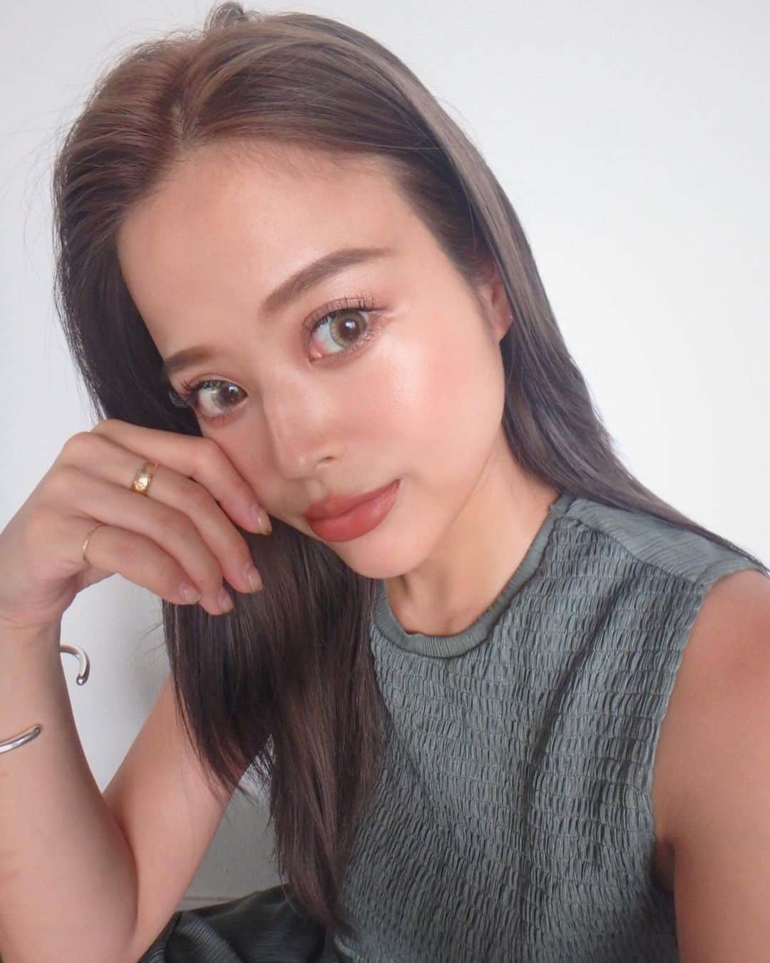 のインスタグラム：「透き通るような ベージュカラーにローライトを 入れた落ち着きcolor✂︎ 立体感が出て超お気に入り💇‍♀️ @hayato_merry  いつもありがとう❤︎ @merry_official_account merry渋谷 東京都渋谷区神南1-13-10 EGGビル B1 ‭📞03 5784 5839‬ @merry_shibuya  LIPはSUNTANです💋 @mycosmebox_official」