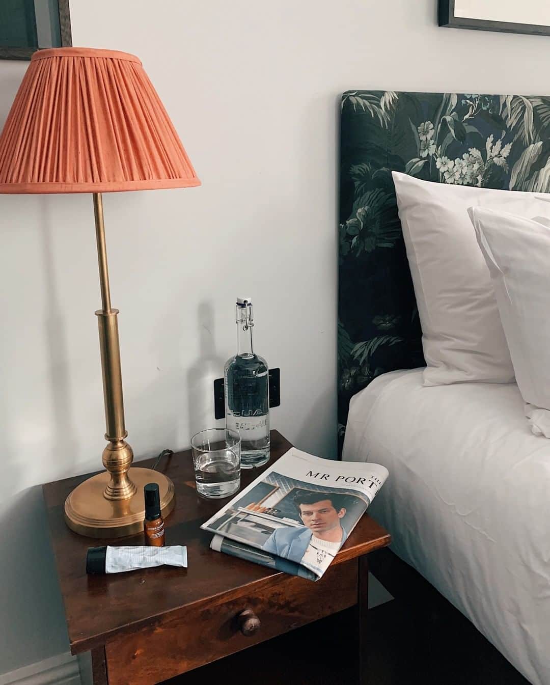 MR PORTERのインスタグラム：「The Coach is a lovingly restored pub in the heart of Clerkenwell, with all the atmosphere of a good old-fashioned London boozer, minus the watered-down ales or beer-stained carpets. It also has a few perfectly decked-out guest rooms for those needing a place to lay their heads. It's a #MRPORTERstylecouncil favourite. @iwcwatches」