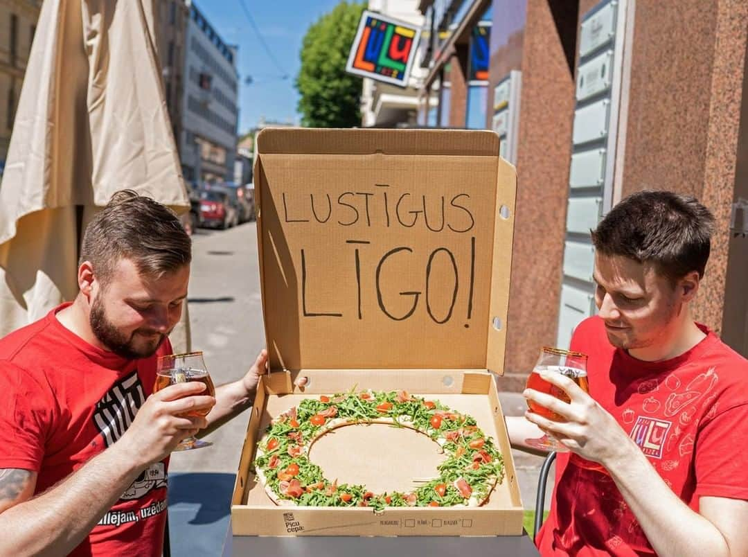 Pica LuLūさんのインスタグラム写真 - (Pica LuLūInstagram)「Vēlam garšīgus un līksmus Līgo svētkus! 🌿🍕🍻」6月23日 16時00分 - lulu