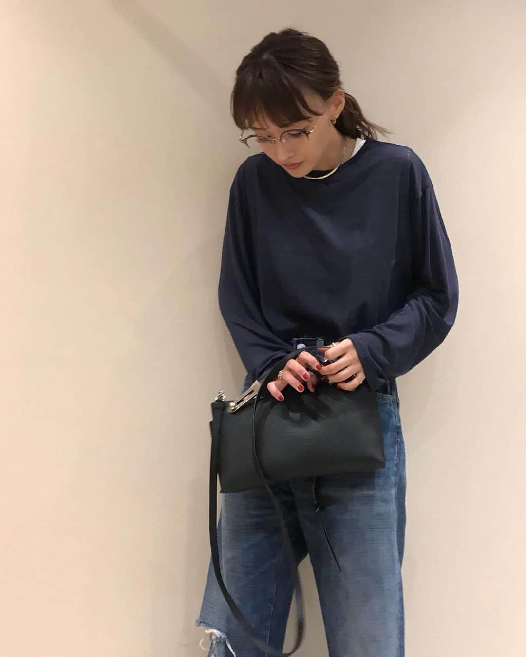 渡部麻衣さんのインスタグラム写真 - (渡部麻衣Instagram)「. このトップス @beige.jp ﻿ 前に友達が着とって﻿﻿﻿ 肌触りが最高すぎたので﻿﻿﻿ 秒で真似したっ👕﻿﻿﻿ ﻿﻿（ネイビーとベージュ）﻿ ﻿ もちもちって感じ？﻿﻿﻿ いや…とろとろ？﻿﻿﻿ とりあえず最高🤤﻿﻿﻿ ﻿﻿﻿ 肌触りはもちろん首回りのゆるさ﻿﻿﻿ 丈の短さも好みすぎる100点💮﻿﻿﻿ ﻿﻿﻿ ﻿ 👕→ @beige.jp ﻿﻿ 👖→ @levis ﻿ 👜→ @loewe ﻿﻿ 👓→ @lavid_eyewear ﻿﻿ ﻿﻿﻿ ﻿﻿﻿ #袖の匂い嗅いどる？」6月23日 16時01分 - mmaaiipp