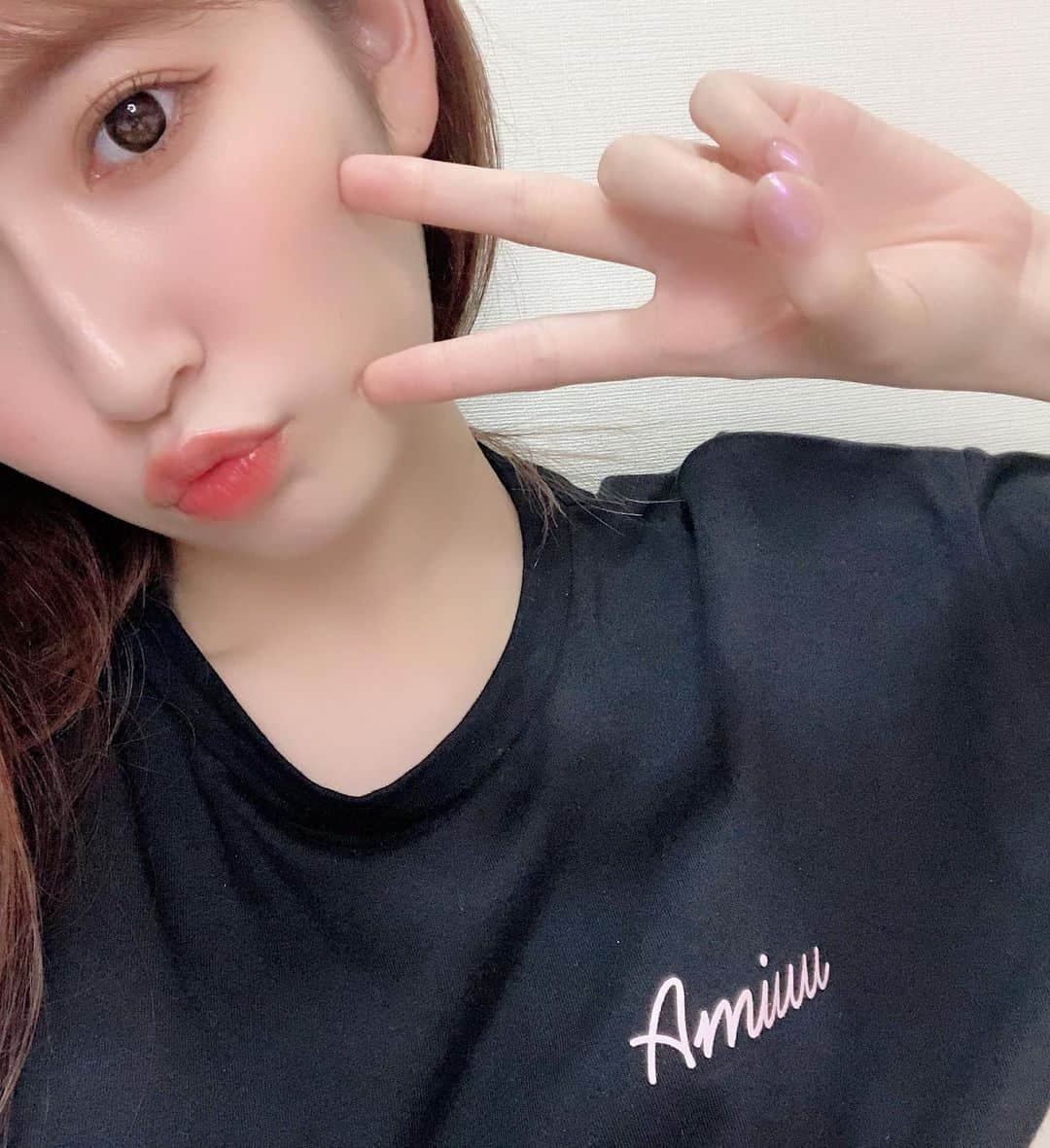 吉田朱里さんのインスタグラム写真 - (吉田朱里Instagram)「Amiuuの新作のBig Tシャツ💖 . 手書き風ロゴのシンプルデザイン💕💕 . 女の子はお尻まで隠れて ワンピっぽく着れるし 男の子も着れるから みんなでおそろしよー🥰❤️ . ロゴのカラバリもあるから ホームページ見てねん！🙋‍♀️💕 . ちなみにリップは #bidol の #あざとオレンジ 🧡 夏だから毎日オレンジつけたくなるwww . #amiuuwink #あみゅこーで  #tシャツ #アカリップ」6月23日 16時12分 - _yoshida_akari