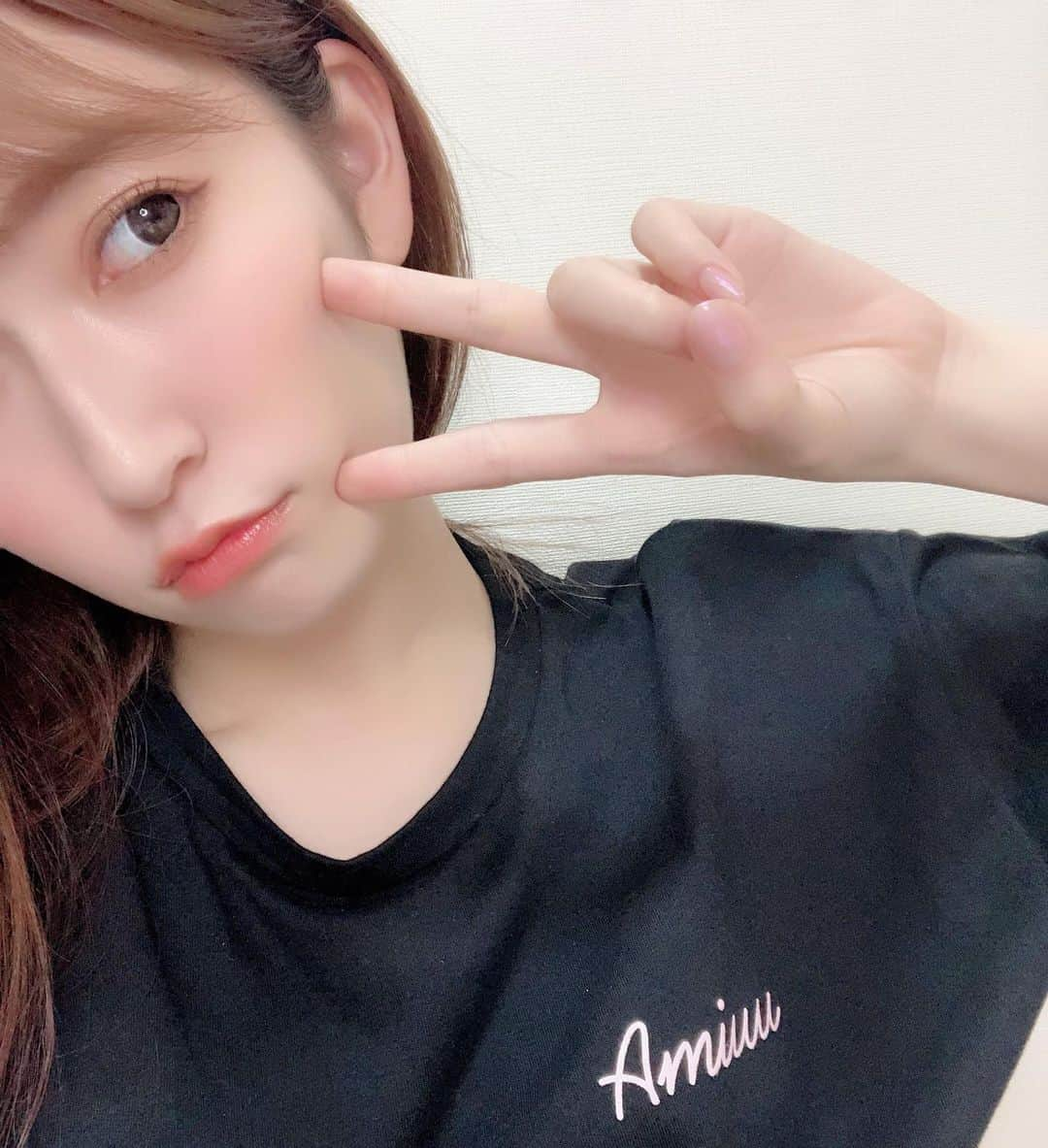 吉田朱里さんのインスタグラム写真 - (吉田朱里Instagram)「Amiuuの新作のBig Tシャツ💖 . 手書き風ロゴのシンプルデザイン💕💕 . 女の子はお尻まで隠れて ワンピっぽく着れるし 男の子も着れるから みんなでおそろしよー🥰❤️ . ロゴのカラバリもあるから ホームページ見てねん！🙋‍♀️💕 . ちなみにリップは #bidol の #あざとオレンジ 🧡 夏だから毎日オレンジつけたくなるwww . #amiuuwink #あみゅこーで  #tシャツ #アカリップ」6月23日 16時12分 - _yoshida_akari