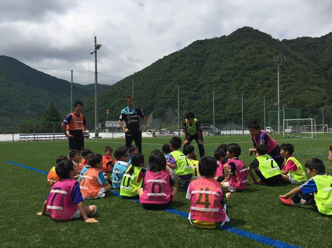 森崎浩司さんのインスタグラム写真 - (森崎浩司Instagram)「島根県吉賀町のサッカー教室に参加してきました⚽️😊環境も気候も良く、気持ち良く体を動かせました😁 #島根県 #吉賀町 #真田グラウンド #サッカー教室」6月23日 16時06分 - koji.morisaki77