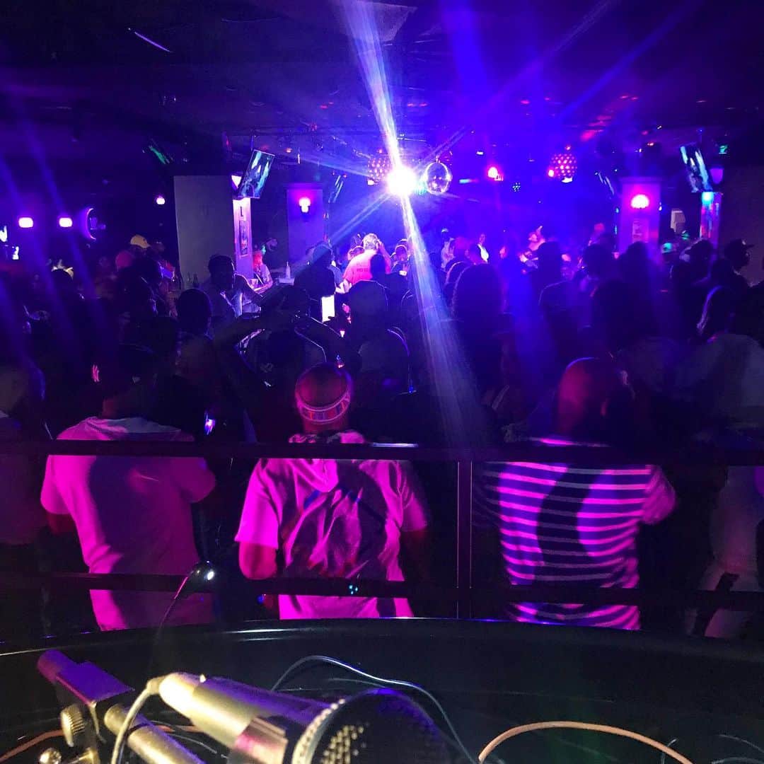 ファンクマスター・フレックスのインスタグラム：「#AD Wonderful time in Binghamton!!!!! Great staff!!! Food was delicious!!! Heavy @Ciroc !!!! FunkFlex on the set!!! Lovely atmosphere!!! @litdigitaldjs」
