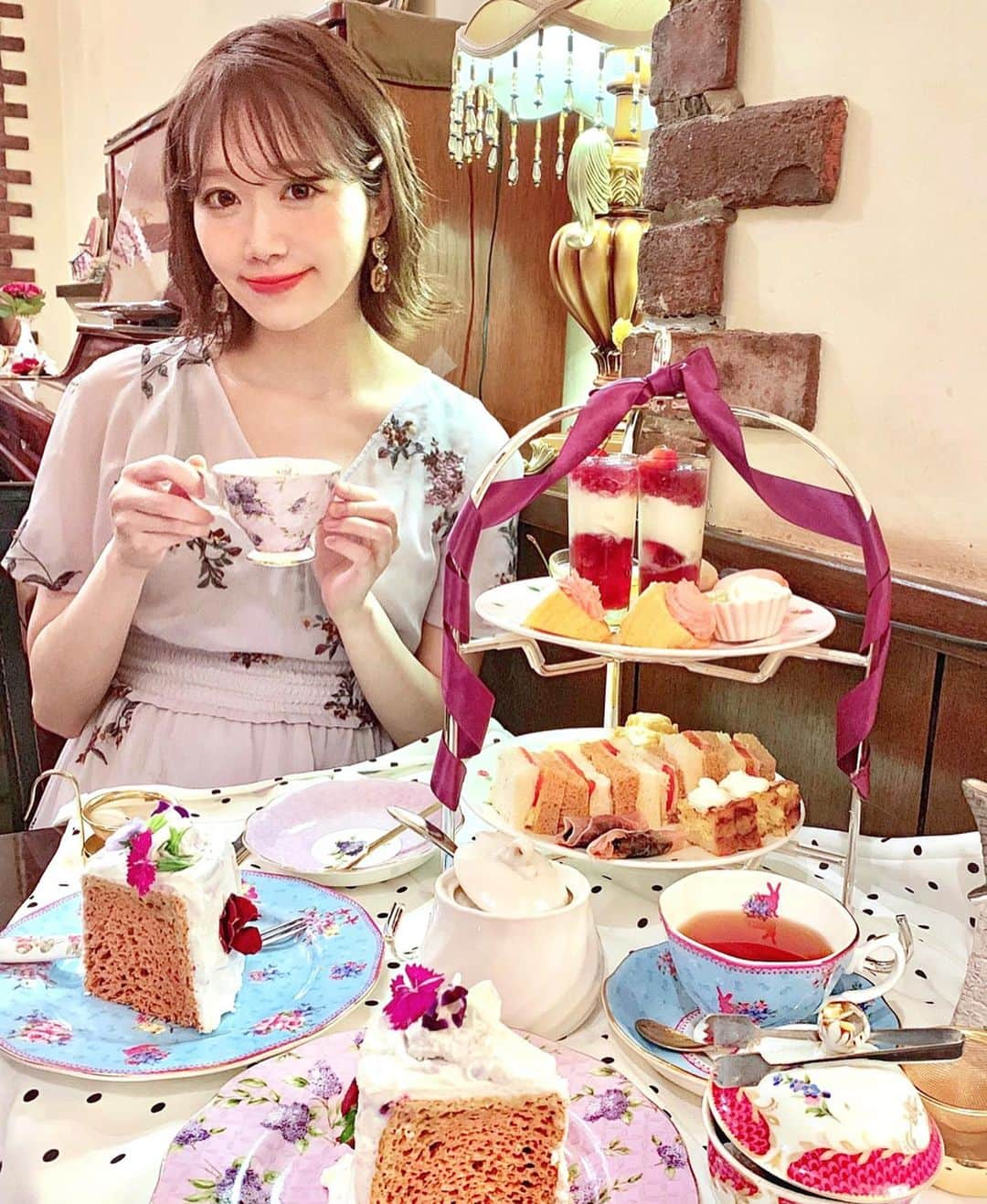 佐藤瀬奈さんのインスタグラム写真 - (佐藤瀬奈Instagram)「今日から30代の仲間入りです💐 なんか毎年 誕生日くるの早すぎて自分の年齢に気持ちが追いつかない😂w⠀ ⠀ 昨日から親友がうちに泊まりに来てくれて、旦那と2人でお祝いしてくれました❤️ ありがとう🤤💕(３人とも中学からの仲)⠀ ⠀ そして今起きました←⠀ ⠀ 皆さま三十路の佐藤もどうぞよろしくお願い致します🙆‍♀️❣️⠀ ⠀ 写真はずーっと行ってみたかったカフェ#アコリット 💓 お目当ての紫陽花ケーキがとっても美味しかったぁ😍 お皿も自分で選べて終始きゅんきゅんが止まりませんでした🥺💘 ・ ・ ・ #誕生日 #カフェアコリット #アフタヌーンティー #せぷグルメ」6月23日 16時19分 - senapuu