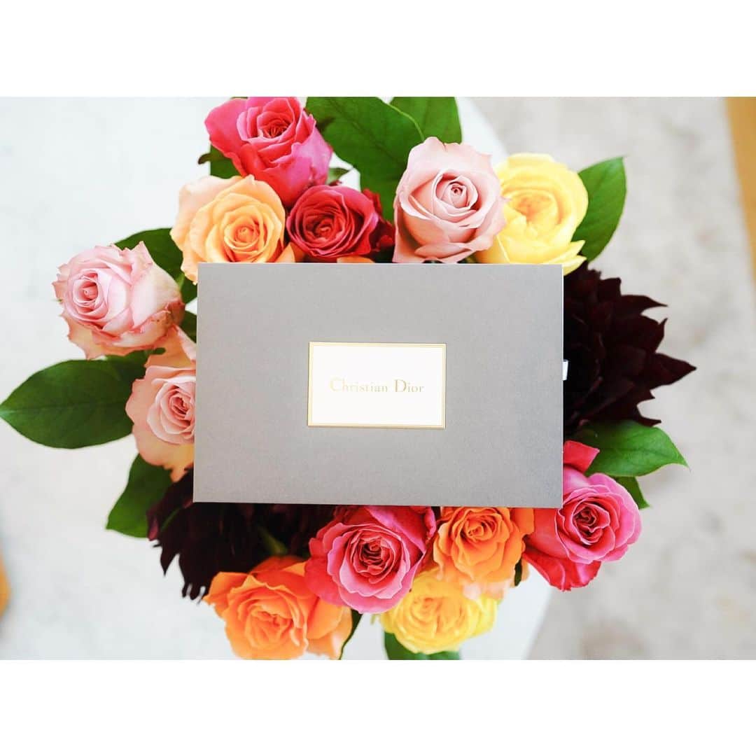 石井美保さんのインスタグラム写真 - (石井美保Instagram)「Dior表参道からもお祝いを頂きました。千葉さんありがとうございます😌🙏✨#dior」6月23日 16時22分 - miho_ishii