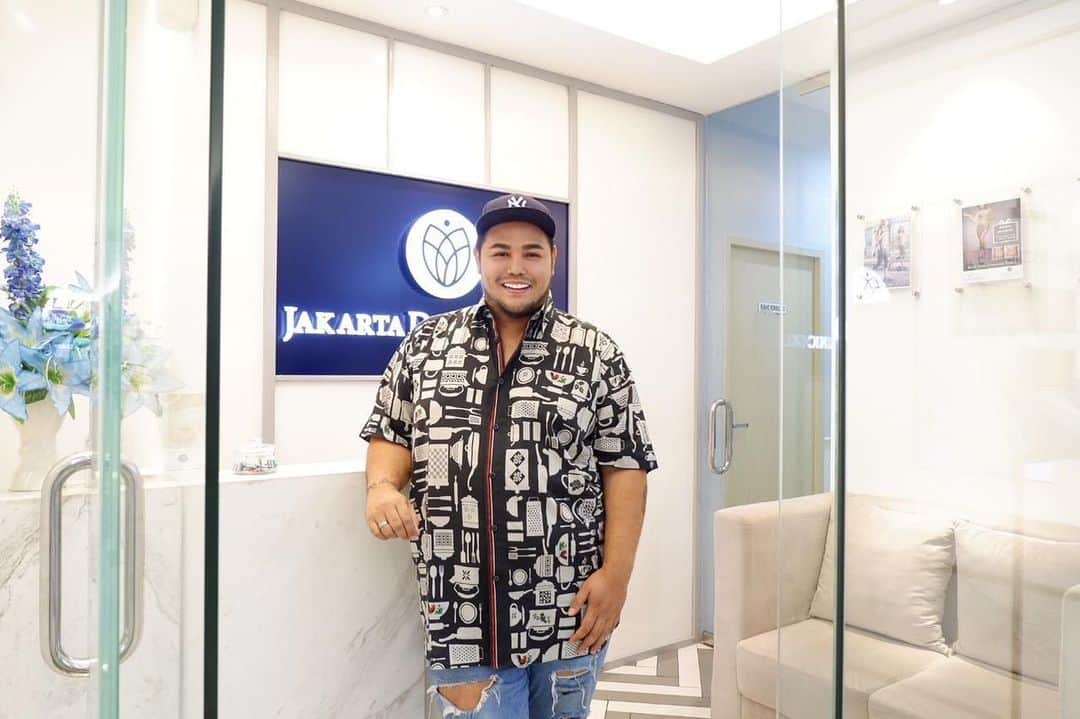 Ivan Gunawanさんのインスタグラム写真 - (Ivan GunawanInstagram)「. “ Hari ini aku melakukan perawatan Cool Sculpting di @jakarta_derma_clinic di Plaza Indonesia supaya penampilanku tetap fit menjelang konser ku nanti . . Coolsculpting merupakan treatment yang berfungsi untuk menghilangkan lemak pada tubuh dan bersifat permanen. Prosedur ini sangat istimewa karena tidak memerlukan tindakan anestesi, pembedahan dan downtime sehingga Anda bisa langsung beraktifitas segera setelah Treatment. •🥇Jakarta Derma Clinis is Coolsculpting Specialist Clinic •Only Authentic Machine and Professional Doctors ✔ •Only use single use, disposable needles and supplies ✔ •💯%sterile and hygiene ✔ •🌎USA-Europe made, FDA approved✔ Info dan keterangan lebih lanjut : JDC Plaza Indonesia (021-29922232) JDC Pondok Indah (021-22766692) JDC Kelapa Gading (021-29578538) JDC Lippo Mall Kemang (021-50813507) Whatsapp 081908658188 . . . #coolsculptingpro #coolsculptingindonesia #coolsculptingjakarta #coolsculptingspecialist  #ultherapyjakarta #ultherajakarta #ultheraspecialist #exilis #klinikkecantikanterbaik #mommymakeover #liposuction  #JDCtreatment #beautyquotes #professionaltreatment #beautyjakarta #beautifultransformation  #klinikkecantikan #exilisjakarta #vshapejakarta #botoxfillerjakarta #vaginaltighteningjkt #jakartadermaclinic」6月23日 16時25分 - ivan_gunawan