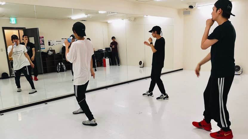 小波津亜廉さんのインスタグラム写真 - (小波津亜廉Instagram)「[21/6/19] F∞F singing and dance practice for the upcoming live show! ⠀⠀⠀ ⠀ #kohatsuallen #ooharakaiki #kawaimasahiro ⠀⠀⠀ ⠀ Source: I-Chu The Stage’s twitter」6月23日 16時25分 - ahun_andsome