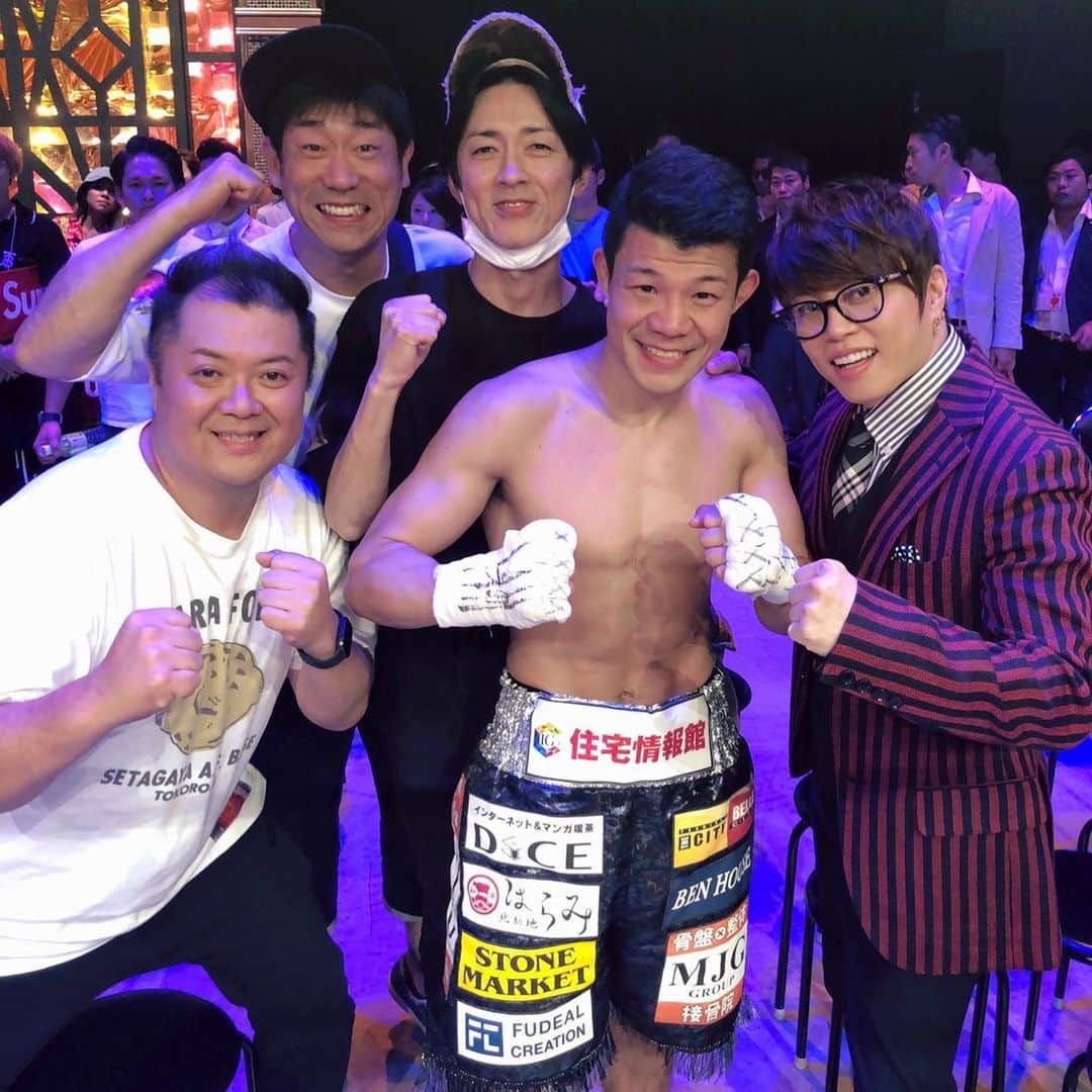 西川貴教のインスタグラム：「亀田興毅選手最後の試合、那須川天心選手との試合をリングサイドで観戦させてもらいました！結果を恐れず、挑むこと、挑戦し続けることの大切さを体現する両選手から熱いものをもらえました！何よりセコンドの史郎さんの声に涙が出ました！ええもん見せてもらえました！୧( ｰ̀ᗨｰ́ )୨＜サイコー！」