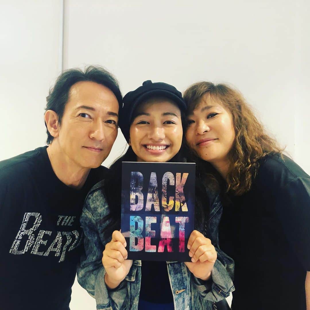 豊原江理佳のインスタグラム：「#BACKBEAT 観劇。最高すぎました。  語彙力不足なのですが 目の前に本当に本物のビートルズがいて、 それを私たちが覗いているような 本当にそんな感じでまるでタイムスリップしたみたいな感じで！！！ 演奏もスタイルも歌も何もかもが最高にクールで、 でもみんなめちゃくちゃ繊細で、 そんなビートルズをもっともっと知りたくなりました。石丸さんの演出も 美しすぎて苦しくて 最後の方はずっと泣いていました。 家に帰ったらビートルズを聴く！🏃‍♀️」