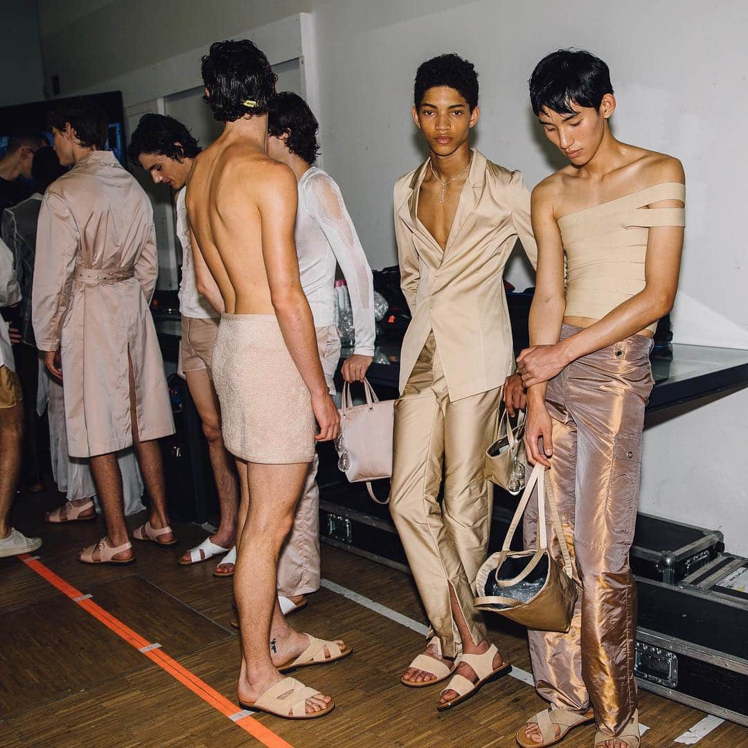 Vogue Runwayさんのインスタグラム写真 - (Vogue RunwayInstagram)「Pre-show at @LudovicdeSaintSernin's Spring 2020 men's collection. View the runway via the link in our bio. Photographed by @styledumonde」6月24日 3時17分 - voguerunway