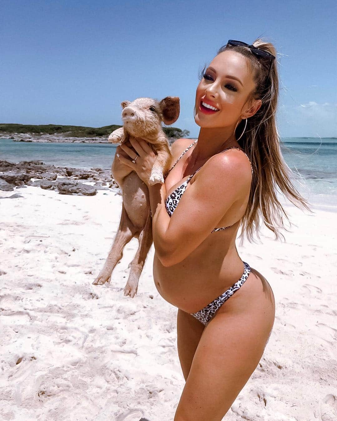 Paige Hathawayさんのインスタグラム写真 - (Paige HathawayInstagram)「♥️ if you think baby pigs are cute!  Details on my Bahama trip because I’m getting a ton of DMS about it... We stayed at the @grandisleresort in Exuma. We took a boat to another island near to go to Chat & Chill to feed and hangout with the wild stingrays and have lunch on the beach.. it was incredible. The next day we took a private boat tour with @Exumawatersports to see a bunch of different islands including.. iguana island, goat island, @theswimmingpigs and so much more! Shoutout to my friend @justinlightbourn for showing us around. If you’re going there definitely hit him up! He knows all the good spots! Then fried lobster tail at Santana’s is a must 😋 and Tropic of Cancer beach is gorgeous!  HAVE YOU EVER BEEN TO THE BAHAMAS?! and if so... What did you do!? If not, would you put it on your bucket list of locations to visit..? ✈️✨🌎」6月24日 1時50分 - paigehathaway