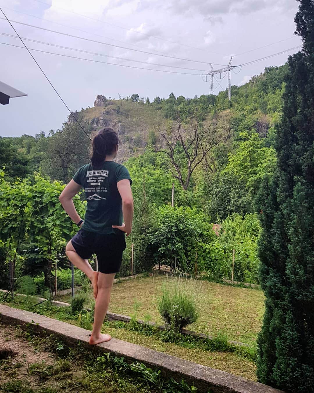 スターシャ・ゲージョのインスタグラム：「Last day at home, back to Slovenia tomorrow. Enjoying the view before the storm. Also being quite stable on one leg.  #aclrecovery #aclrehab #home #nature #jelasnica #green #ifuckinmissclimbing」