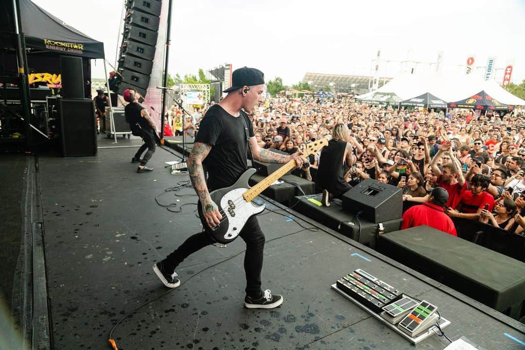 ジャスティン・ヒルズのインスタグラム：「See ya at 5 Houston! @rockstardisrupt #sleepingwithsirens」