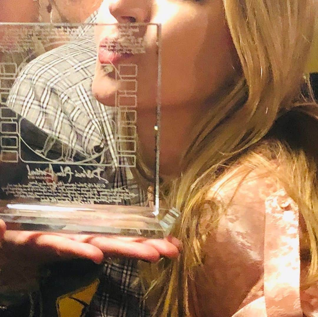 ブリー・ターナーさんのインスタグラム写真 - (ブリー・ターナーInstagram)「Closed out our festival run for @imfuckingfinefilm with a nice award! Thanks @davincifilmfestival for having us!」6月24日 1時55分 - realbreeturner