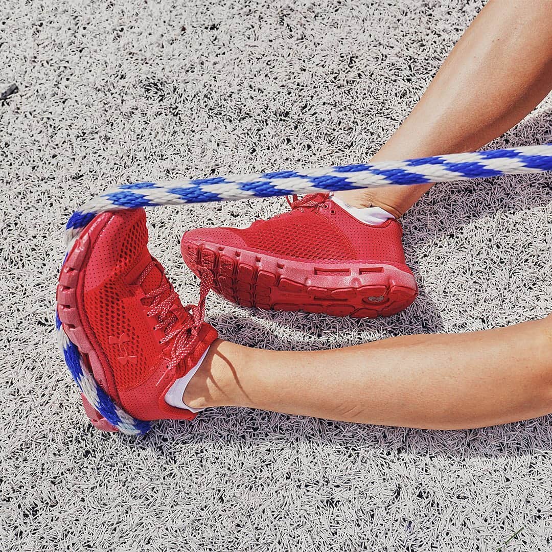 Under Armourさんのインスタグラム写真 - (Under ArmourInstagram)「From 0 to 💯 in the new red hot reflective #UAHOVR Infinites. 🔥 Shop link in bio.」6月24日 2時00分 - underarmour