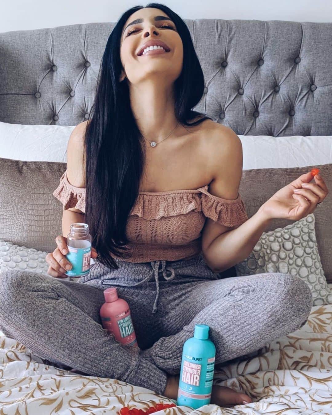 sananasのインスタグラム：「Les gagnants sont : @sophiem.wed , @leii_laa_ ,  @pauline.beaussire  Giveaway time ma Sananas Family 🎁Cela fait plus d’un an maintenant que j’ai découvert les produits capillaires @HairBurst_fr qui sont conçus pour faire pousser les cheveux. Au début je n’y croyais pas mais aujourd’hui je suis bien contente d’avoir accepté de tester car ils sont devenus indispensables pour moi. Je suis tellement heureuse que mes cheveux soient si longs et aussi rapidement ! 🙆🏻‍♀️ Allez voir le compte @Hairburstresults pour voir les Avant/Après 😍 Étant donné que je n’arrête pas de vous parler de mes produits chouchou on s’est dit que ce serait sympa de vous proposer un concours cette fois 😜 Ces trois produits sont à gagner x 3 personnes ! Donc trois chanceux recevront chacun les trois produits qui sont sur la photo ! Un shampoing, un conditionner et des vitamines pour les cheveux (sachez que maintenant il en existe des vegan 🌱🙃) 🎁  Pour participer il vous suffit de : Liker cette photo ✔️ Être abonné au compte de @Hairburst_fr et au mien (et attention je vérifie toujours pour les deux comptes 👁)✔️ Taguer 2 besties sous ce post 👫✔️ Et Voila 😃! Vous avez jusqu’au 28 juin inclus pour participer ! Good luck 🍀💚 PS : Pour les intéressés mon code SANAA10 vous donne -10% sur TOUT le site sans date de validité 😘 . . #Hairburst #HairBurstFr #Concours #Giveaway #PostSponsoriséParHairburst」