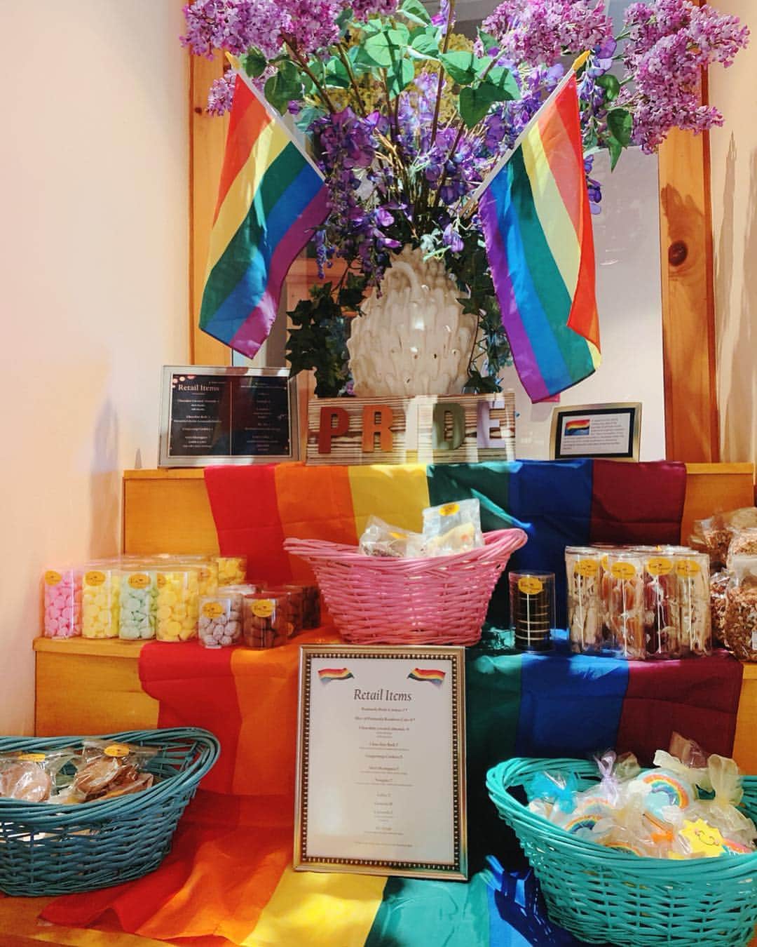 早川茉希さんのインスタグラム写真 - (早川茉希Instagram)「🌈 昨日、今日はChicago Pride Fest!!🏳️‍🌈 ・ 6月はPride Monthということで、 この時期は街の至る所が虹色で彩られています😊  足繁く通っているPierrot Gourmetでは レインボーケーキが登場！😳💖 ・ 初めてのレインボーケーキを求めて さきちゃんと訪れました！！🌈☕️ ・ お味は流石に限界がある(笑)けれど、 やはり見た目のインパクトに テンション上がります😍💕 ・ その後、POSHでシカゴ柄プレートを 購入したさきちゃん❤️お揃い😍 このお皿持ってる日本人多し💞  プラプラ散策してUNIQLOも見て 楽しかった〜😆🎵 さきちゃんとはご主人からの繋がりで 最近知り合ったのだけれど、 若いのにしっかりしていて献身的で素晴らしい🥺❤️ ・ いろんなお話ができて楽しかった😆💞 また遊びましょう🙌🏻🎵 ・ #pride #pride2019 #pridemonth2019 #rainbowcake #pierrotgourmet #chicago #chicagodowntown #cafe #シカゴ #シカゴ生活 #レインボーケーキ🍰🌈 #ピエログルメで食べられるなんて😍 #この高さよ #まきカフェ巡りinシカゴ #アメリカ暮らし #ランチ #駐在妻さんと仲良くなりたい」6月24日 2時02分 - maki_hayakawa