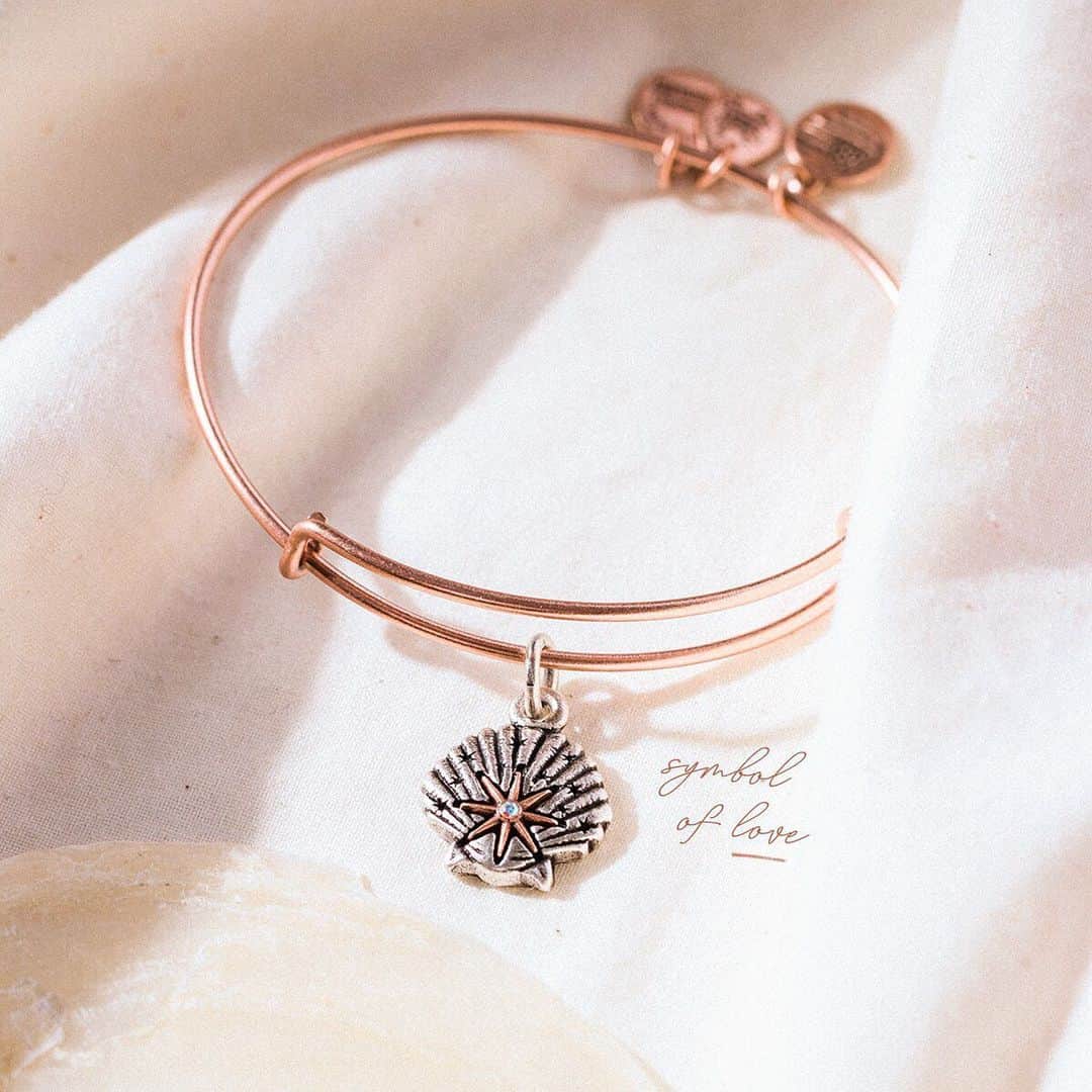 のインスタグラム：「Stand tall like the goddess that you are with this symbol of femininity and beauty—wear the Star of Venus as a reminder of your own divine essence. ✨🐚 (link in bio)」