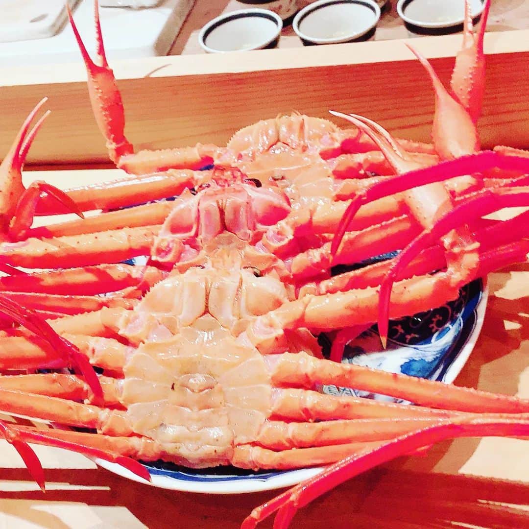 NAOMIさんのインスタグラム写真 - (NAOMIInstagram)「ミルキーな生牡蠣 大きなトリ貝 動いていた蟹  姫ちゃまspecialコースで❣️ 全て新鮮で 美味でした。  #季節料理 #さん省さん @sansho730  @sanshoishida」6月24日 2時12分 - naominakano703
