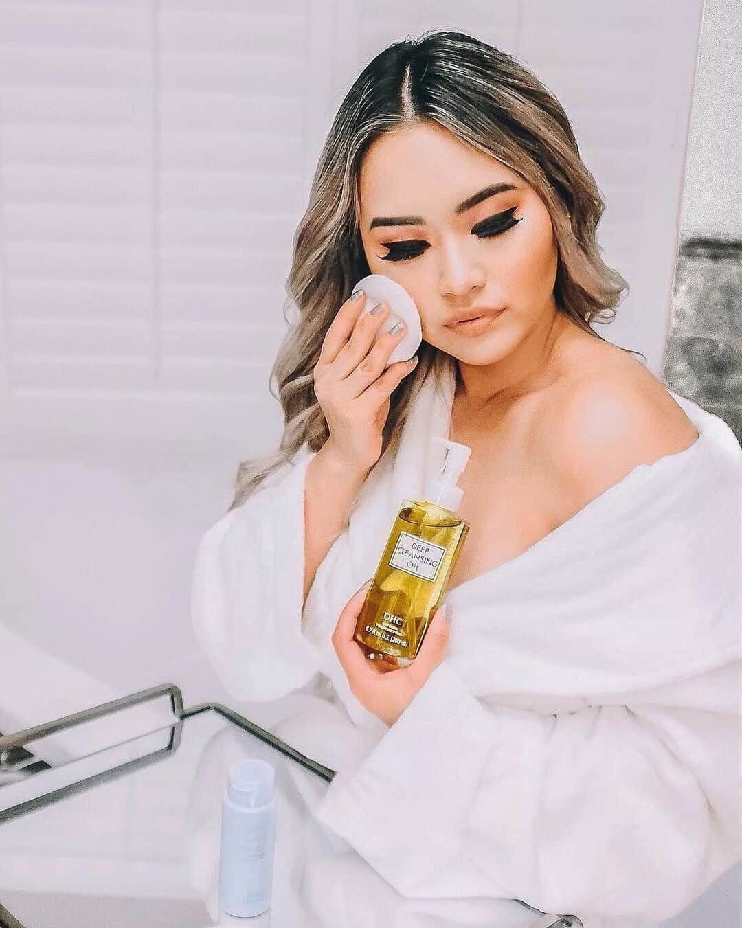 DHC Skincareさんのインスタグラム写真 - (DHC SkincareInstagram)「Tomodachi thoughts on #doublecleansing by @mariseeezy✨ #skincaresunday  _ ⠀⠀⠀⠀⠀⠀⠀⠀⠀⠀⠀⠀ ⠀⠀⠀⠀⠀⠀⠀⠀ ⠀⠀⠀⠀⠀⠀⠀⠀⠀⠀⠀⠀ ⠀⠀⠀⠀ ⠀⠀ "I find that double cleansing is the best way to remove all traces of sunscreen, makeup, pollutants, bacteria-causing grime, excess oil, and sweat that might be left on the surface of your skin towards the end of the day. My skin feels extremely clean after doing this two-step cleansing method." 💆🏻‍♀️💦 #DHCisJBeauty #DHCskincare」6月24日 2時19分 - dhcskincare