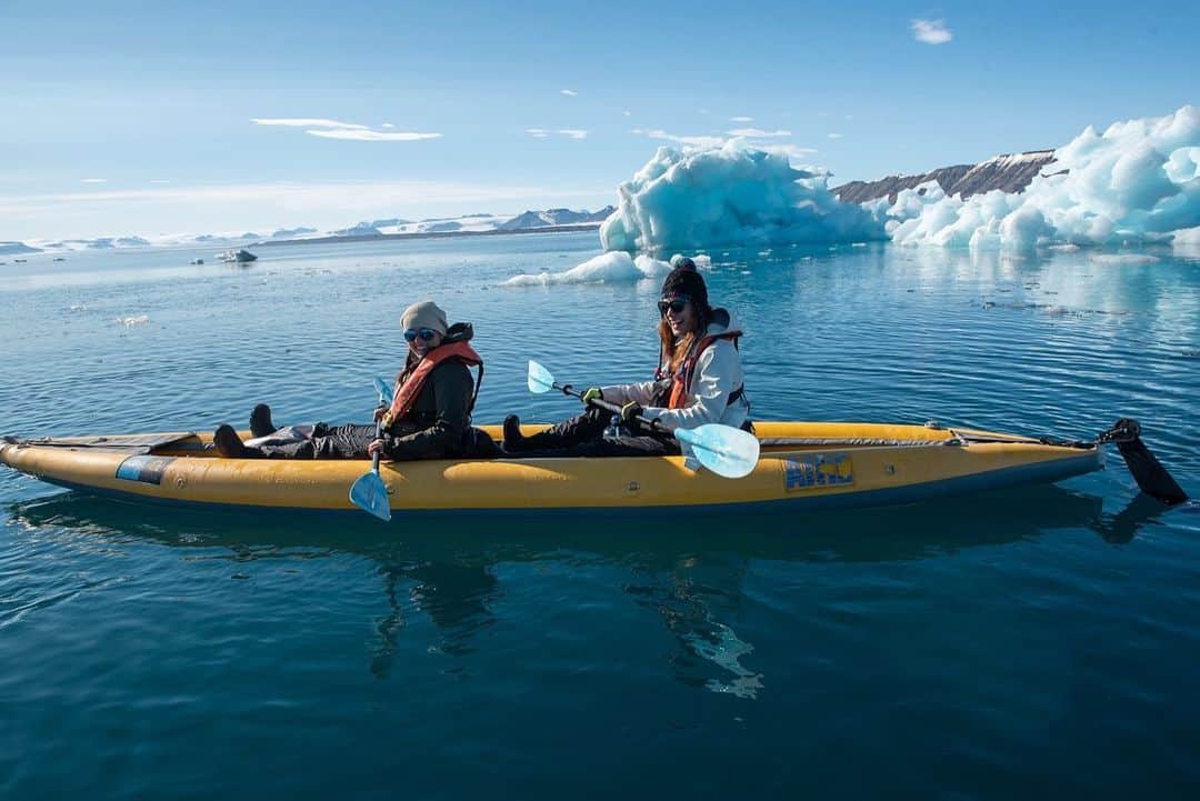 ケイト・ウォルシュさんのインスタグラム写真 - (ケイト・ウォルシュInstagram)「Living life to the fullest in the Arctic with @LindbladExp & @NatGeo 💙#KateGoesPolar ❄️ Stunning photos by @maxwilderness」6月24日 2時31分 - katewalsh