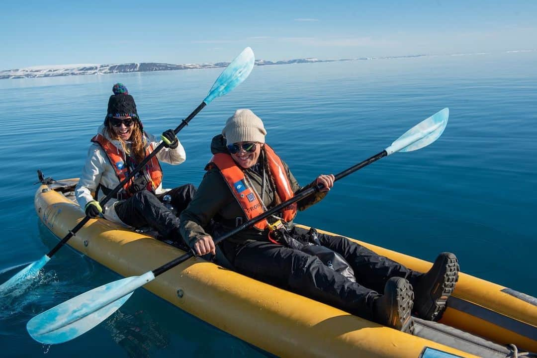 ケイト・ウォルシュさんのインスタグラム写真 - (ケイト・ウォルシュInstagram)「Living life to the fullest in the Arctic with @LindbladExp & @NatGeo 💙#KateGoesPolar ❄️ Stunning photos by @maxwilderness」6月24日 2時31分 - katewalsh