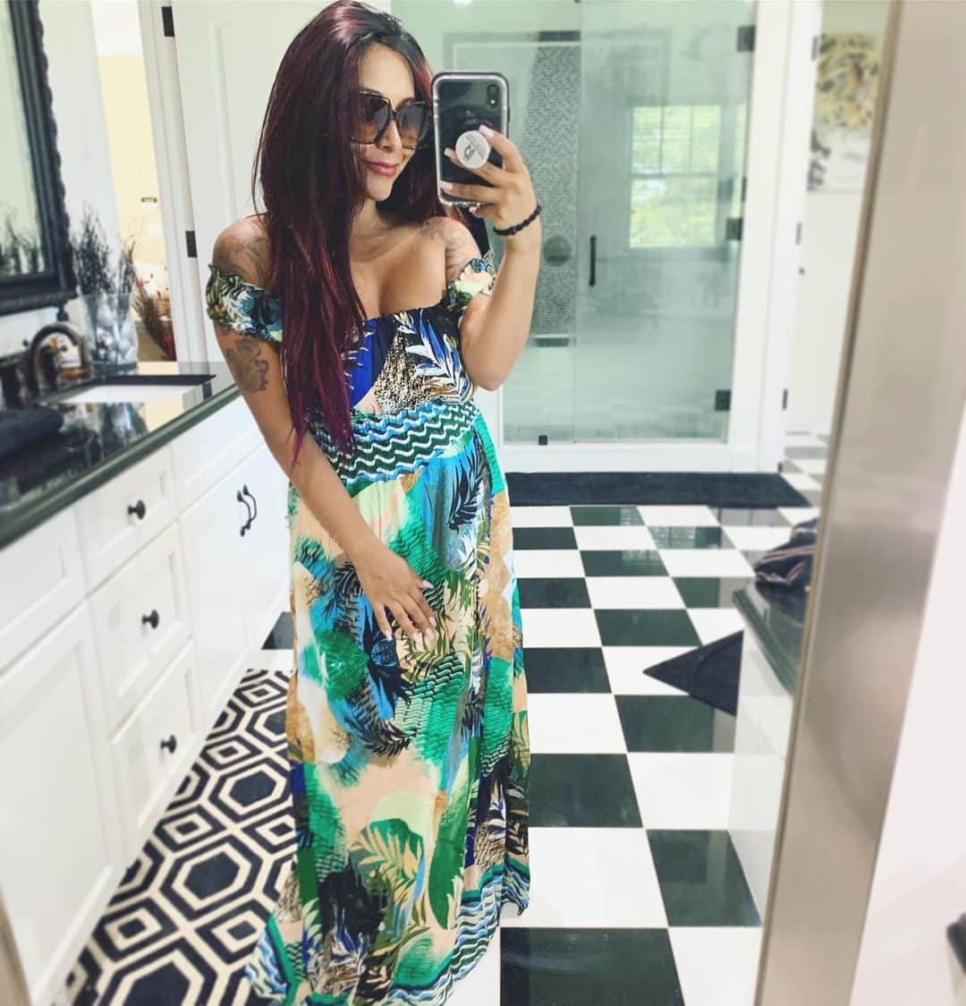 ニコール・ ポリッツィのインスタグラム：「Tropical Mawma. #thesnookishop」