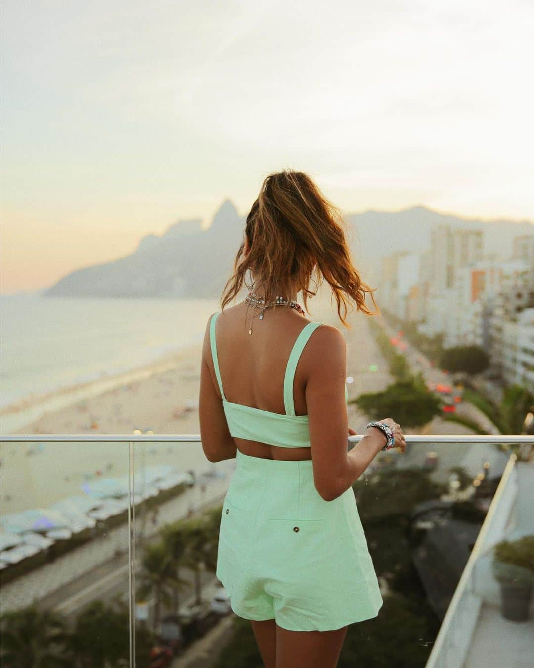 ジュリー・サリニャーナさんのインスタグラム写真 - (ジュリー・サリニャーナInstagram)「Beautiful Ipanema views. 🇧🇷• wearing @camilacoelhocollection @revolve #revolvearoundtheworld」6月24日 2時26分 - sincerelyjules