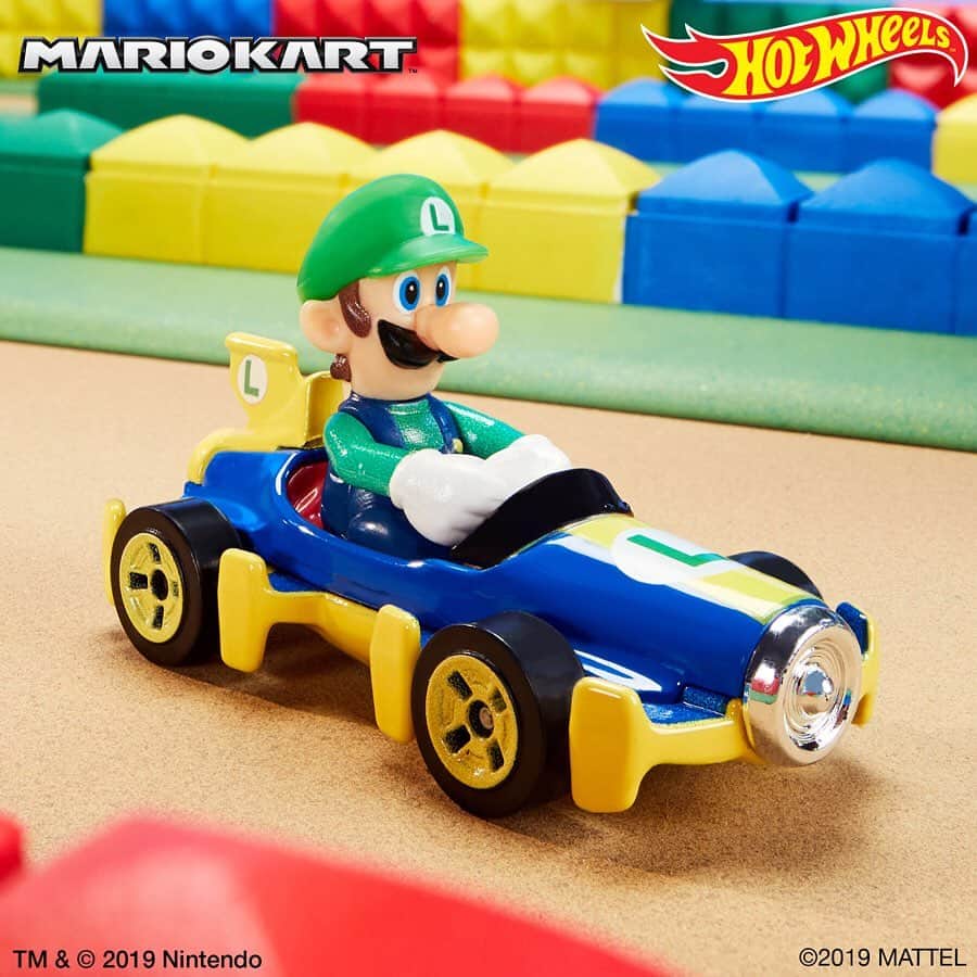 Hot Wheelsさんのインスタグラム写真 - (Hot WheelsInstagram)「Buckle up and get ready to dash on some orange track! The new Hot Wheels Mario Kart line lets you play with your favorite @Nintendo racing characters in real life. 1️⃣🆙 Available at Target. #HotWheels #MarioKart」6月24日 2時27分 - hotwheelsofficial