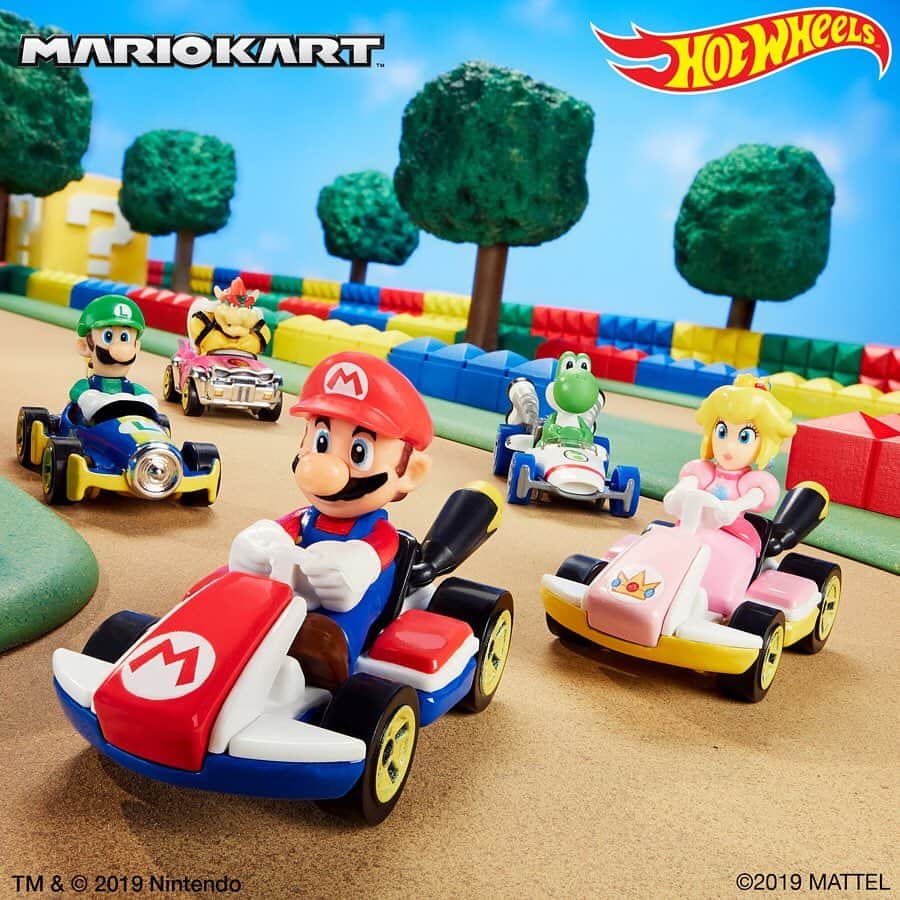 Hot Wheelsさんのインスタグラム写真 - (Hot WheelsInstagram)「Buckle up and get ready to dash on some orange track! The new Hot Wheels Mario Kart line lets you play with your favorite @Nintendo racing characters in real life. 1️⃣🆙 Available at Target. #HotWheels #MarioKart」6月24日 2時27分 - hotwheelsofficial